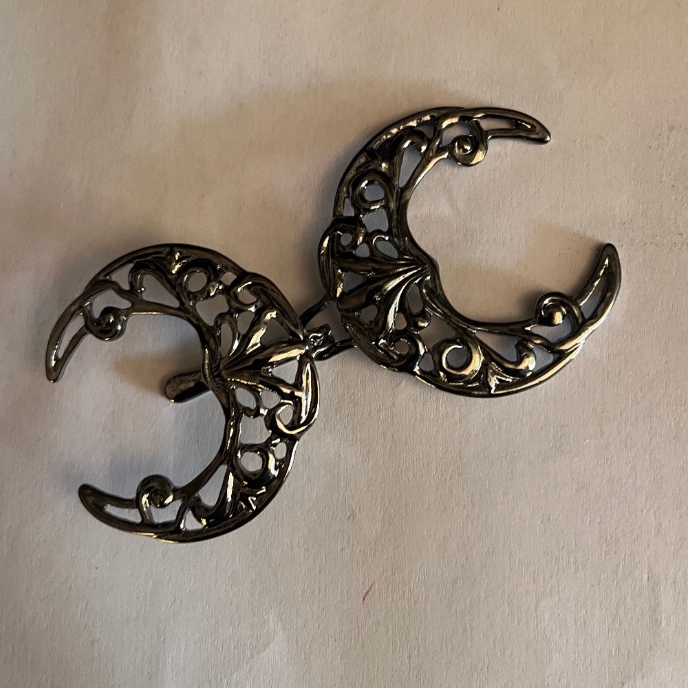 Moon clay clasp in black gun metal